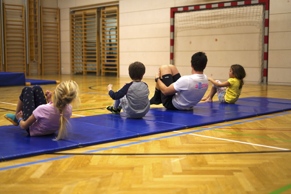 Körperspannung verbessern bei einer Vorübung zur Rückwärtsrolle