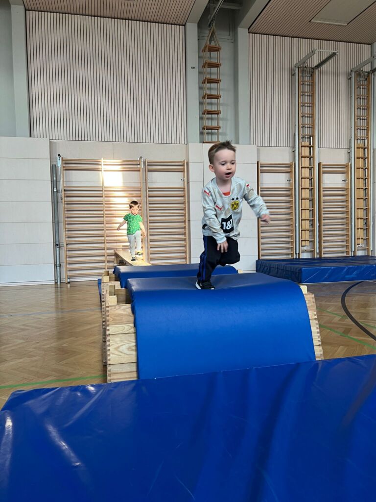 springende Turnzwerge